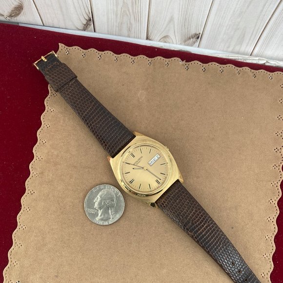 VINTAGE 1984 Bulova Date Accutron Gold Swiss Watch - Picture 3 of 9